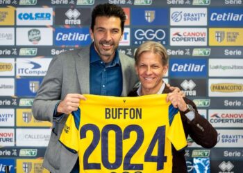 Gianluigi Buffon menandatangani kontrak baharu yang akan mengekalkannya di Parma sehingga 2024.