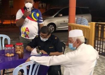 BEBERAPA gambar yang tular dalam media sosial yang mendakwa beberapa jemaah di Surau Taman Matahari Height, Senawang, Seremban dikenakan kompaun sebanyak RM1,000 kerana melanggar SOP ditetapkan kerana mengadakan jamuan di surau berkenaan. - MEDIA SOSIAL