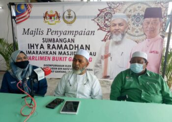 SYED Abu Hussin Hafiz Syed Abdul Fasal (tengah) dalam sidang akhbar selepas program sumbangan Ramadan dan Imarah Masjid dan Surau di Bukit Gantang, Perak,  hari ini. - UTUSAN/WAT KAMAL ABAS