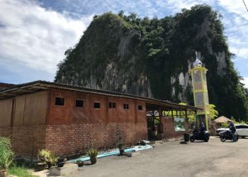 MASJID Buluh menjadi pilihan para musafir melalui Jalan Gua Musang-Kuala Krai. – Utusan/AIMUNI TUAN LAH