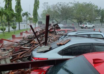 KEADAAN runtuhan parkir berbumbung kenderaan kakitangan Hospital Teluk Intan akibat ribut hari ini. - IHSAN PDRM