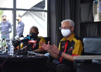 ISMAIL Sabri  Yaakob (kanan) bersama Bung Moktar Radin (kiri) semasa sidang akhbar sempena Majlis Pelancaran Projek Lebuhraya Pan Borneo Sabah Zon Timur di Kinabatangan, Sabah, hari ini.