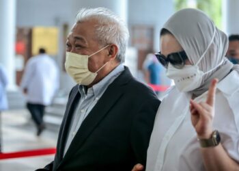 BUNG Moktar Radin bersama Zizie Izzete ketika hadir di Mahkamah Kuala Lumpur baru-baru ini. - UTUSAN/MOHD FIRDAUS MOHD JOHARI