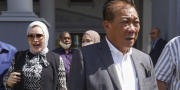 BUNG Moktar Radin dan Zizie Izette Abdul Samad diperintah bela diri bagi tiga pertuduhan rasuah berjumlah RM2.8 juta.