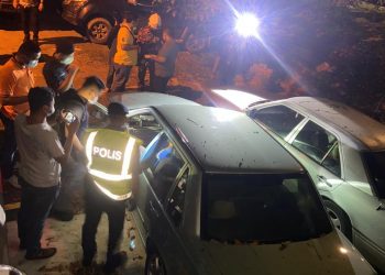 PASUKAN forensik polis memeriksa mayat dan kenderaan seorang lelaki warga emas dipercayai dibunuh dan mayatnya disumbat dalam but sebuah kereta jenis Volvo S70 di Taman Wawasan, Petaling Jaya, malam tadi. - IHSAN BOMBA