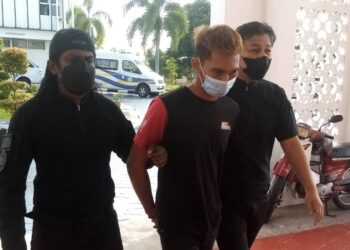 AMIRUL Amin Amiruddin dibawa ke Mahkamah Majistret di Klang, Selangor, hari ini. - UTUSAN / MOHAMAD NAUFAL MOHAMAD IDRIS