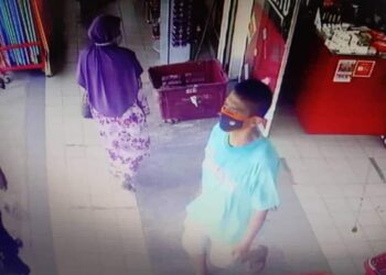 TANGKAP layar rakaman kamera litar tertutup (CCTV) seorang lelaki yang dicari polis bagi membantu siasatan kes kecurian di sebuah kedai serbaneka di Cukai, Kemaman, Terengganu.