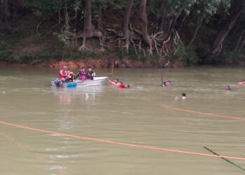 ANGGOTA pasukan mencari dan menyelamat  menjalankan operasi mencari  Mohd. Mirwan Mohd. Remli yang dikhuatiri lemas di Lubuk Tapeng, Sungai Kemaman berhampiran Kampung Air Putih, Kemaman, petang tadi. - UTUSAN/NIK NUR IZZATUL HAZWANI NIK ADNAN