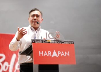 ANTHONY Loke Siew Fook berucap pada Konvensyen PH di Ipoh, Perak, hari ini. - UTUSAN/MUHAMAD NAZREEN SYAH MUSTHAFA