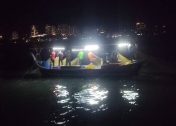 TUJUH kru bot nelayan tempatan ditahan selepas menggunakan pukat lohong semasa melakukan aktiviti menangkap ikan di kedudukan 0.2 Batu nautika timur laut Tanjung Bungah, Georgetown, Pulau Pinang semalam.