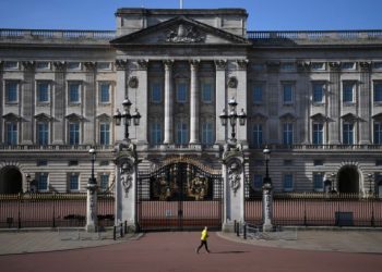 CALON temu duga kerja di istana Britain perlu melepasi syarat kelayakan yang ketat bagi memastikan tenaga kerja yang mahir dan eksklusif. - AFP