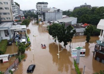 KEADAAN banjir di Jakarta, Indonesia selepas bandar raya itu dilanda hujan lebat sejak semalam. - AFP