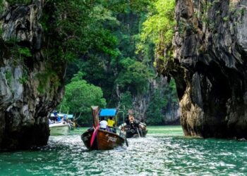 THAILAND memendekkan tempoh kuarantin kepada pelancong bermula April ini. - AFP