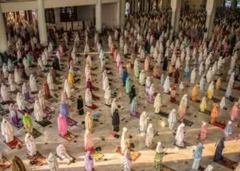 SOLAT tarawih secara berjemaah di Indonesia hanya boleh dilakukan di masjid yang berada di zon kuning dan hijau bagi mengurangkan penularan Covid-19. - AFP