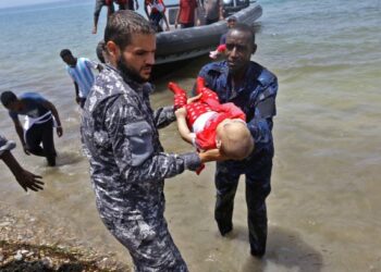 PASUKAN keselamatan membawa mayat pendatang kanak-kanak selepas bot yang dinaiki karam di perairan Libya berhampiran al-Hmidiya di timur Tripoli pada Jun 2018. - AFP