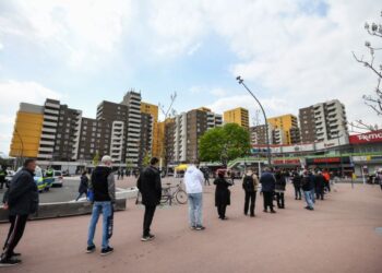 ORANG ramai beratur untuk menerima suntikan vaksin Covid-19 keluaran Moderna di Cologne, Jerman. - AFP