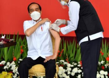 JOKOWI menjadi pemimpin Asia Tenggara pertama menerima suntikan dos pertama vaksin Covid-19. - AFP