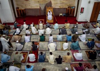 JEMAAH mendengar khutbah solat Aidilfitri di Rawalpindi, Pakistan pada Ogos tahun lalu. - AFP