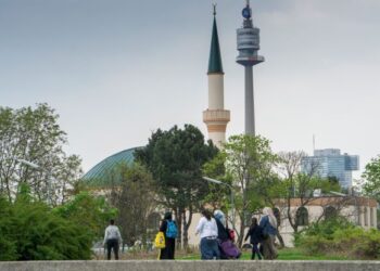 PERTUBUHAN Islam bercadang memfailkan saman terhadap kerajaan Austria kerana mewujudkan peta Islam. - AFP