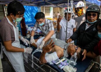 PENUNJUK perasaan yang cedera sanggup berhabis duit mendapatkan rawatan di hospital swasta kerana takut ditangkap junta tentera. - AFP