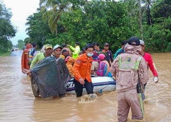 PASUKAN penyelamat memindahkan penduduk kampung yang terkandas akibat banjir di Kalimantan Selatan, Indonesia. - AFP