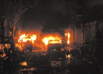 BANGUNAN dan kenderaan musnah selepas sebuah kelab malam dibom dalam serangan keganasan di Bali, Indonesia pada 2002. - AFP