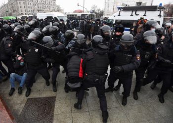 PENUNJUK perasaan bertempur dengan pasukan keselamatan ketika menyertai protes membantah penahanan pengkritik Kremlin, Alexei Navalny di Moscow, Rusia. - AFP