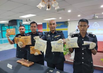 SOFFIAN Santong (dua dari kanan) menunjukkan dadah yang dirampas daripada satu sindiket dalam beberapa serbuan di sekitar daerah Timur Laut, Pulau Pinang pada 29 hingga 30 Disember tahun lalu. - PIX: IQBAL HAMDAN
