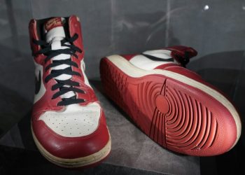 KASUT Air Jordan 1 Highs milik Michael Jordan yang digunakan pada perlawanan pertunjukan di Itali. - AFP