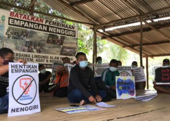 Sebahagian masyarakat Orang Asli membantah rancangan pembinaan empangan hidroelektrik Nenggiri  di Gua Musang oleh kerajaan dan Tenaga Nasional Berhad (TNB).