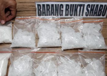 POLIS merampas sejumlah dadah jenis methamphetamine dan pil ekstasi yang cuba diedarkan ketika tunjuk perasaan bantah Cipta Kerja berlangsung di Jakarta. - IRSAN MULYADI