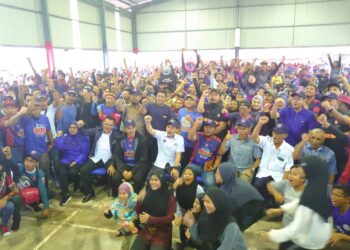 ONN HAFIZ GHAZI (duduk tengah) bersama  warga Felda dalam program Himpunan #budakFELDA 2022 di Felda Inas, Kulai hari ini.