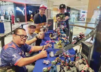 PENGUMPUL figura Transformers, (dari kiri) Ahmad Fazlizan, Muhammad Anis Fakhri, Muhammad Zahin Fakhri dan Ahmad Fuaad Mokhtar bersama koleksi peribadi eksklusif Transformers mereka ketika ditemui di Transformers Collectors Exhibition 2023 di Seberang Jaya, Pulau Pinang semalam.