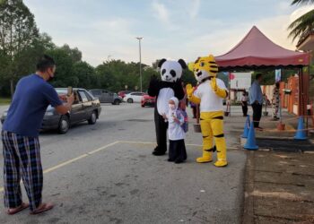 CERIA murid sekolah disambut maskot harimau dan panda pada hari pertama mereka kembali ke sekolah semalam di Sekolah Kebangsaan Puncak Alam di Kuala Selangor, Selangor.