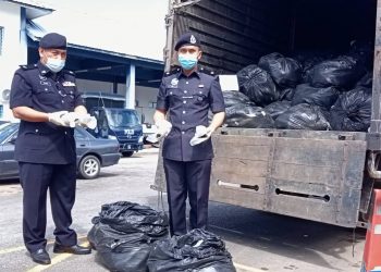 ABDULL Razak Osman (kiri) menunjukkan bungkusan daun ketum cuba diseludup seorang penganggur di Ibu Pejabat Polis Daerah Sik hari ini.