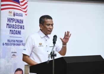 MOHAMMAD Agus Yusoff  ketika berucap pada Himpunan Mahasiswa Madani di Universiti Malaysia Perlis (Unimap), Arau, Perlis malam tadi-UTUSAN/IZLIZAN OTHMAN