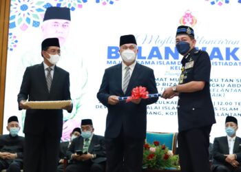 TENGKU Mohamad Rizam Tengku Abdul Aziz (tengah) menyampaikan Kit Promosi Bulan Wakaf kepada Pemangku 
Ketua Polis Kelantan, Datuk Muhamad Zaki Harun (kanan) 
di Kompleks Balai Islam Lundang, Kota Bharu, Kelantan. FPTO/ROSLIZA MOHAMED