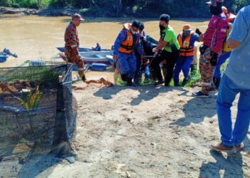 MAYAT mangsa terjatuh dari  Jambatan Songsang, Sungai Semantan, dekat Temerloh ditemukan berhampiran sangkar ikan kira-kira satu kilometer dari tempat kejadian. - FOTO Ihsan JBPM Pahang.