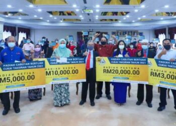 RUMAIZI Baharin (tengah) bersama pemenang hadiah utama cabutan bertuah cukai taksiran MBI Tahun 2021 di Ipoh, Perak hari ini. - IHSAN MBI