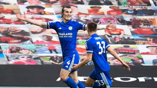 Soyuncu (kiri) meraikan gol kemenangannya di Old Trafford.