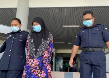 NABILAH Md. Johan diiring keluar anggota polis selepas dituduh di Mahkamah Sesyen, Ayer Keroh, Melaka kerana mendera bayi perempuan berusia 11 bulan. - UTUSAN/DIYANATUL ATIQAH ZAKARYA 