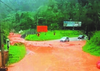 TANGKAP layar banjir lumpur yang berlaku di jambatan Sungai Bertam, Jalan Habu-Ringlet di Cameron Highlands, petang kelmarin.