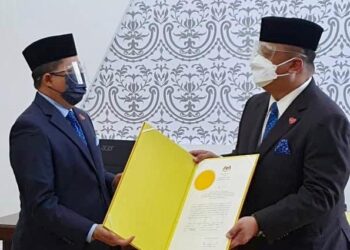 TUANKU Syed Faizuddin Putra Jamalullail (kanan) menerima watikah pelantikan semula sebagai Canselor UnimaP untuk tempoh tujuh tahun lagi di Bilik Canselor, Canselori Tuanku Syed Sirajuddin, Kampus Alam Unimap Pauh Putra, Arau, Perlis, hari ini.