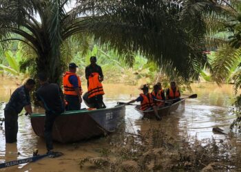 PASUKAN SAR meneruskan misi mencari Md. Rajihan Junaidi yang dilaporkan hilang selepas Proton Waja dinaiki dihanyutkan dalam kejadian di Batu 18, Kluang, Johor,  petang Sabtu lalu.