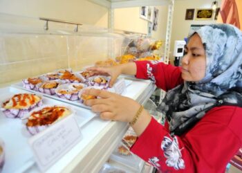 NOR Aqilah Aimi Mohd. Nor menyusun roti di kedai Caviesta Bakery di Taman Sri Skudai, Johor Bahru, Johor. -UTUSAN/RAJA JAAFAR ALI