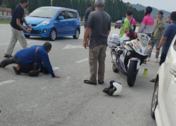 ORANG ramai membantu anggota polis yang cedera parah ketika mengejar sebuah kenderaan di Jalan Kulim-Serdang di Kulim, hari ini.