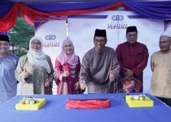 BAHAROM Embi (tiga dari kanan) menandatangani plak perasmian cawangan pada Majlis Perasmian Cawangan Ar Rahnu Gombak, Selangor.