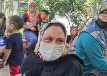 NORAIZA Salleh sedih menceritakan detik-detik cemas kebakaran membabitkan sembilan kediaman di Berek 12, Kota Bharu hari ini. - UTUSAN/ROSALWANI CHE SOH