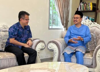 Liew Chin Tong ketika ziarah Aidilfitri di rumah bekas Ketua Pemuda UMNO, Datuk Khairul Anwar Rahmat.