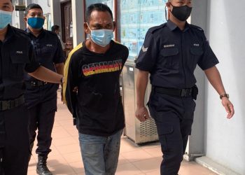 ARNEE Ahamad Pazir (tengah) dibawa keluar dari Mahkamah Majistret Ipoh selepas didakwa atas tiga pertuduhan merusuh, merosakkan harta awam dan mencederakan seorang anggota polis di Balai Polis Lahat pada Ahad lalu. - UTUSAN/SHAARANI ISMAIL